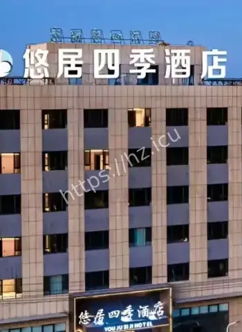 女子酒店睡觉躺着醉酒男